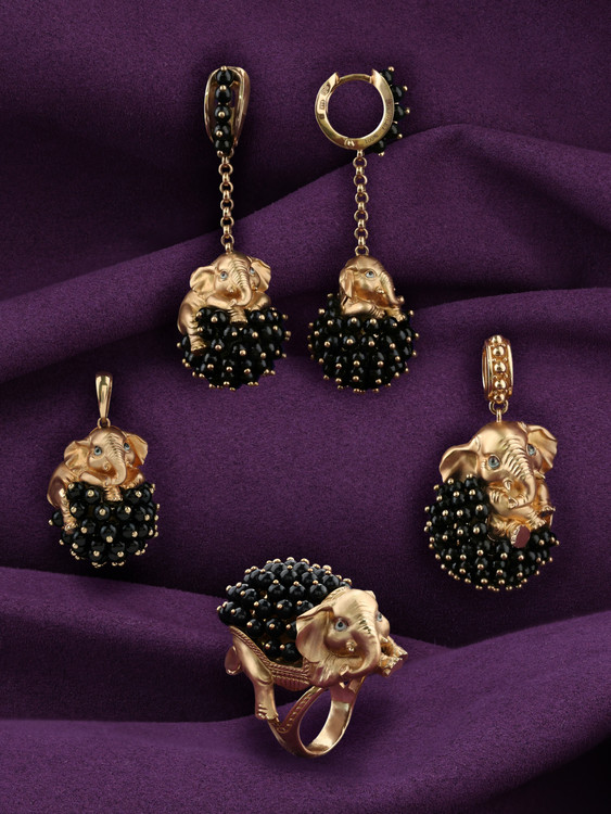 Подвеска из золота c эмалью и ониксом