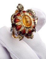 Кольцо из лимонного золота 585 пробы c эмалью, фианитом, гранатом и янтарём