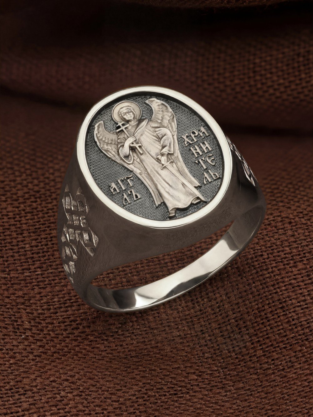 Кольцо из белого золота