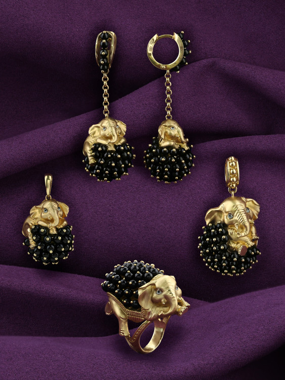 Кольцо из лимонного золота c эмалью и ониксом