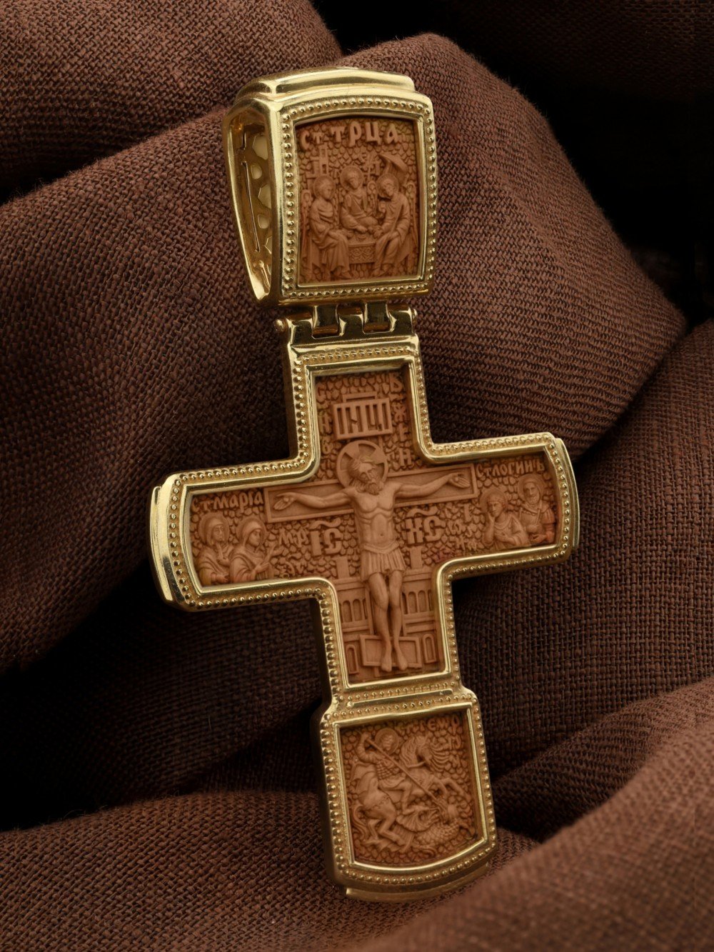 Крест из лимонного золота c деревом груши