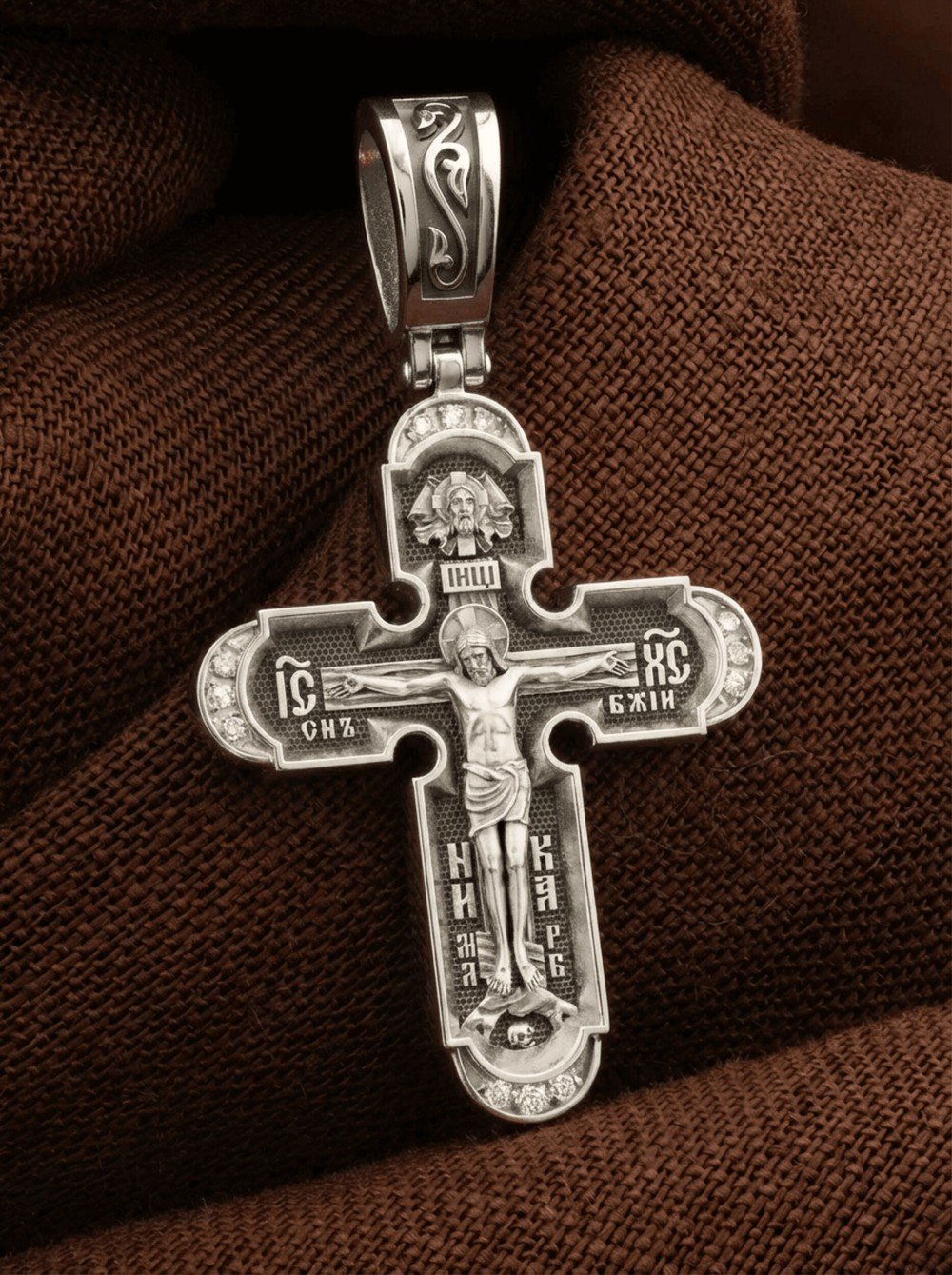 Крест из белого золота c бриллиантами