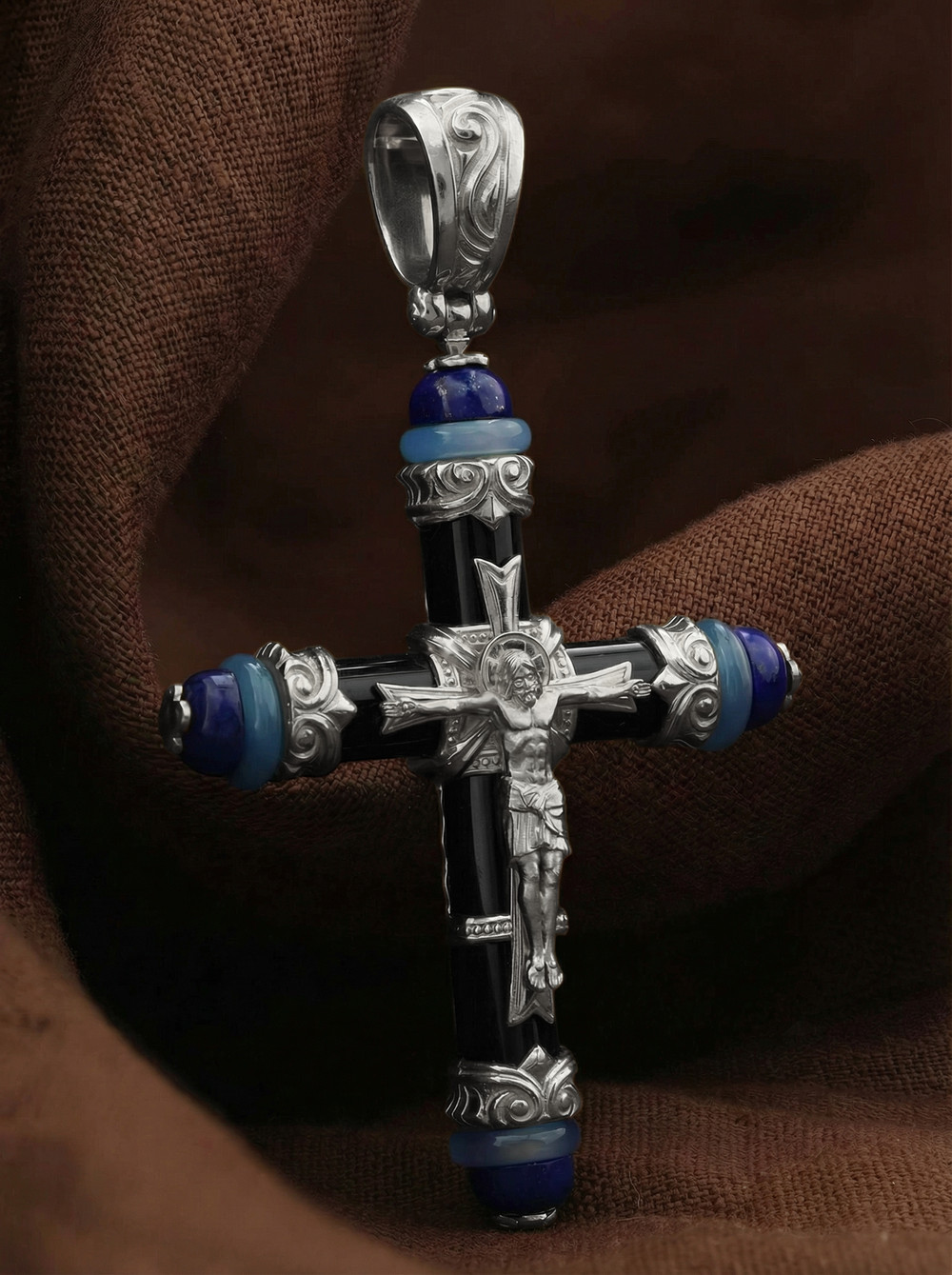 Крест из белого золота c ониксом, агатом и лазуритом