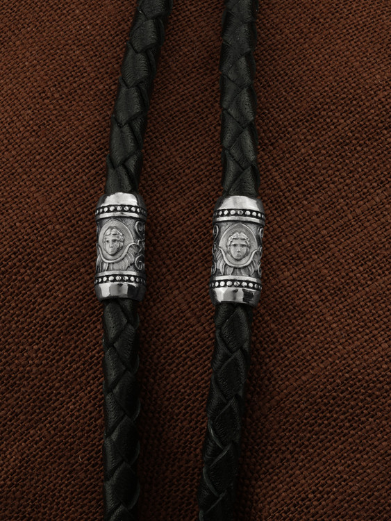 Гайтан из белого золота c кожаным шнурком и ониксом