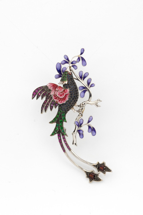 Брошь из белого золота c эмалью, фианитом и гранатом