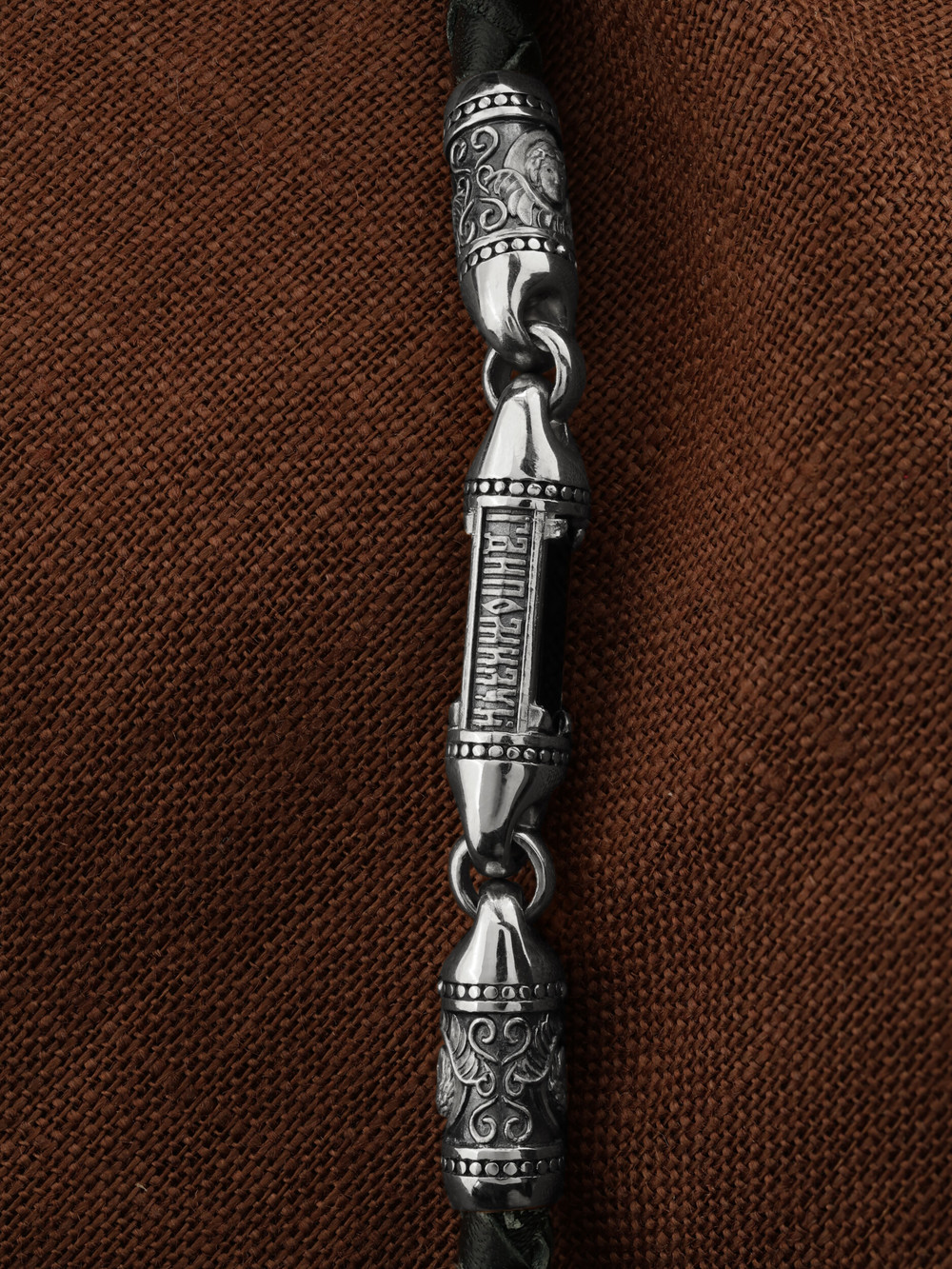 Гайтан из белого золота c кожаным шнурком и ониксом