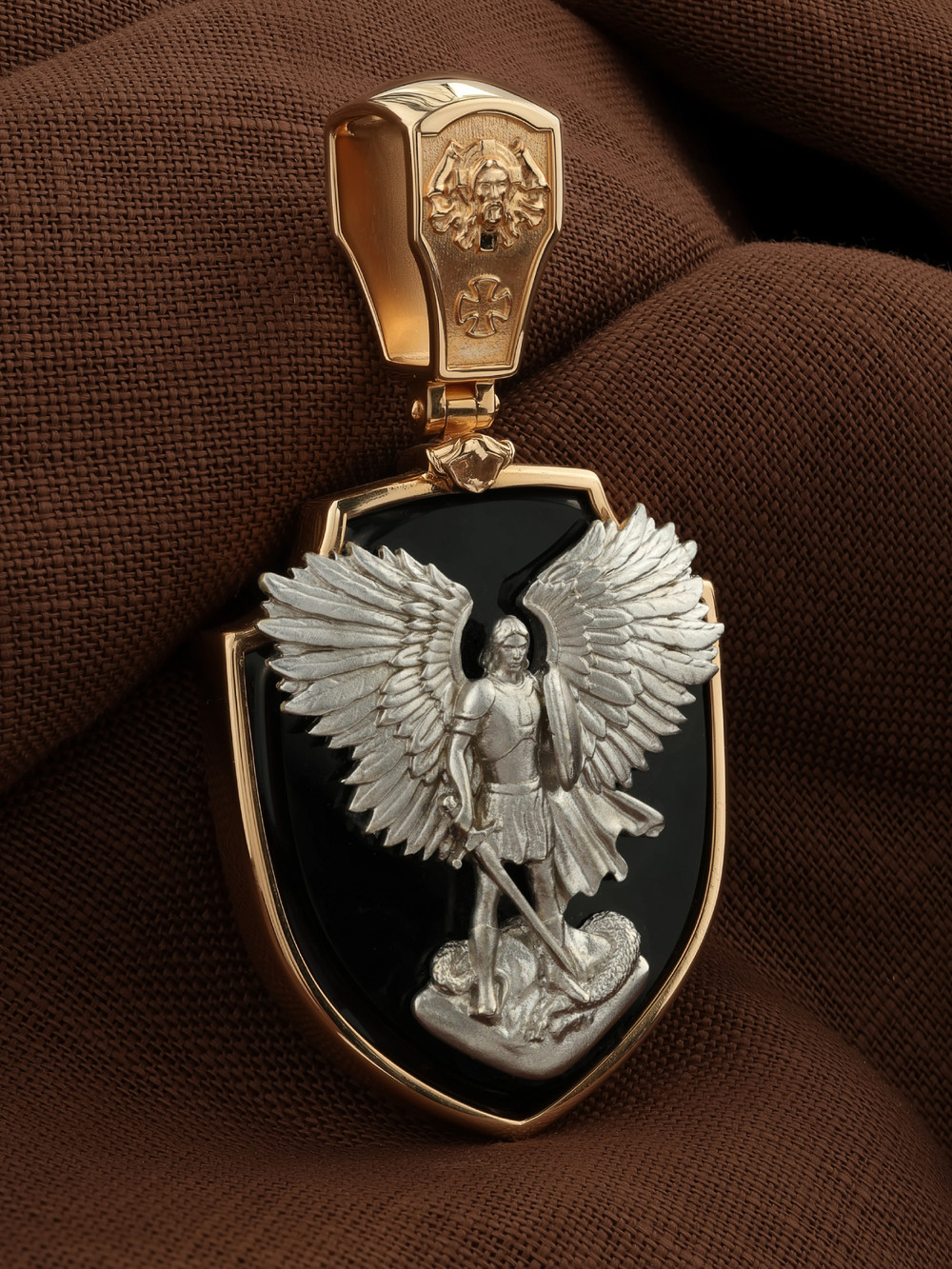 Образок из золота c эмалью и ониксом