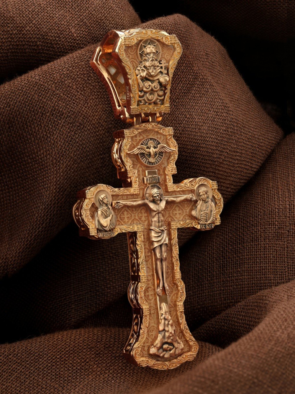 Крест из золота c деревом груши