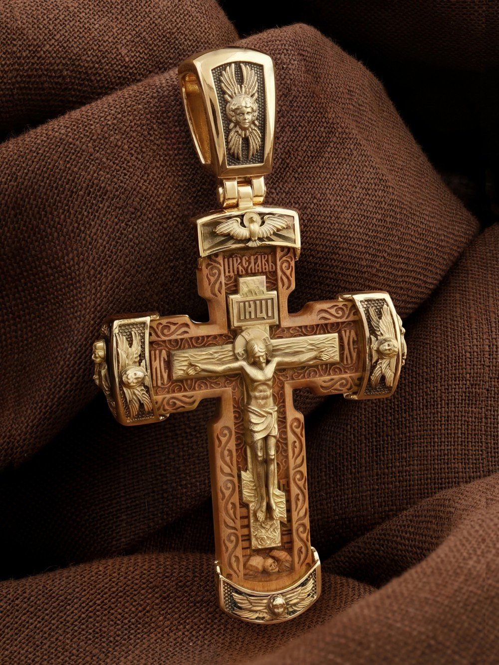 Крест из лимонного золота c деревом груши