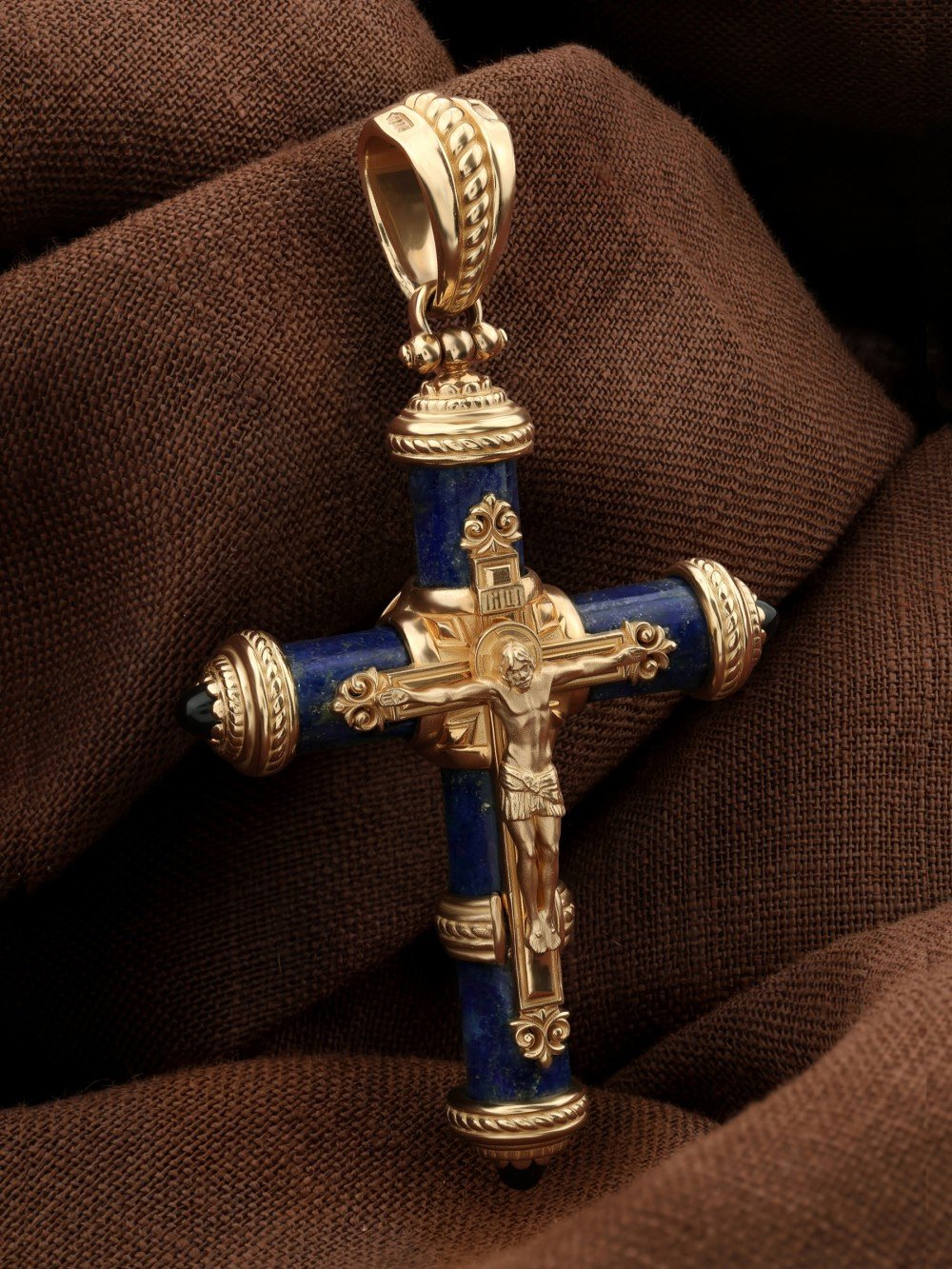 Крест из золота c ониксом и лазуритом