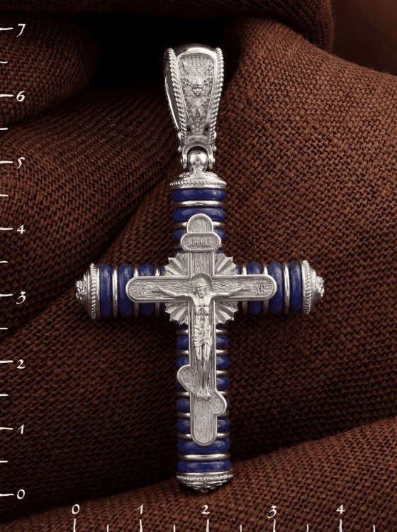Крест из белого золота c лазуритом