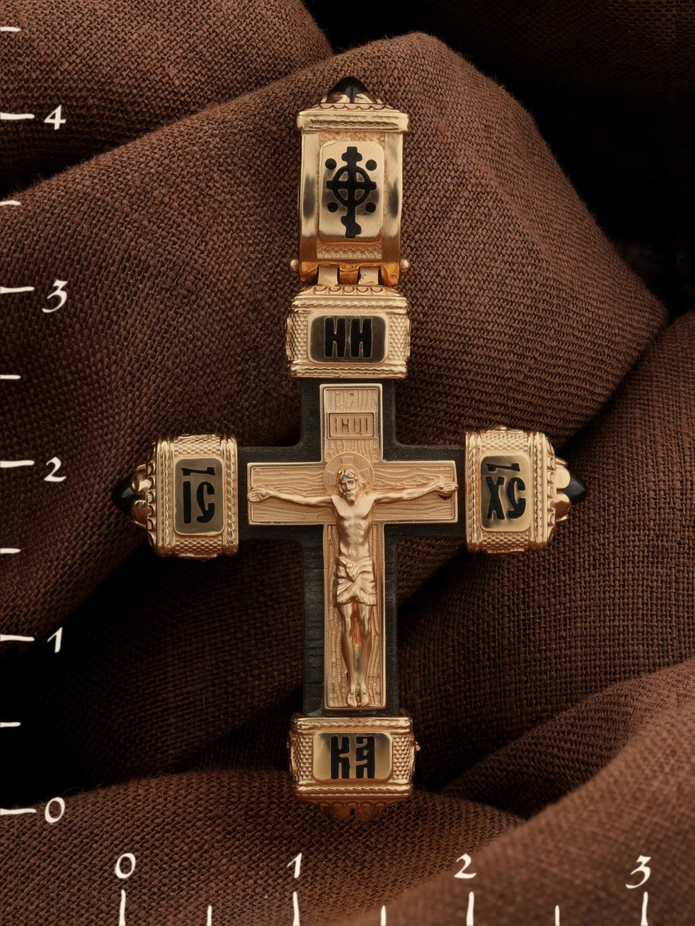 Крест из золота c эмалью, ониксом и эбеновым деревом