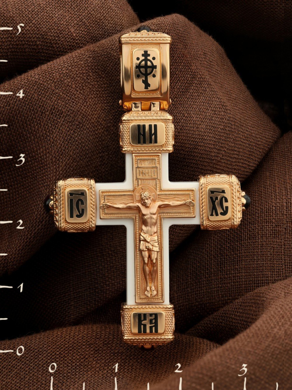 Крест из золота c эмалью, ониксом и бивнем мамонта