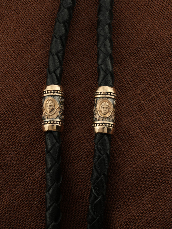 Гайтан из золота c кожаным шнурком и ониксом