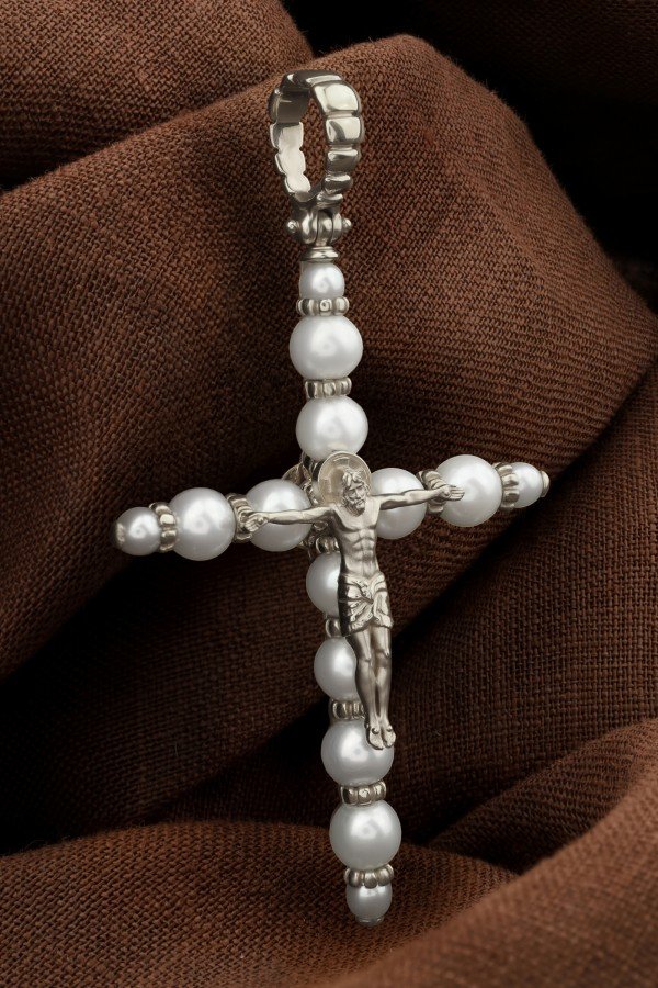 Крест из белого золота c жемчугом