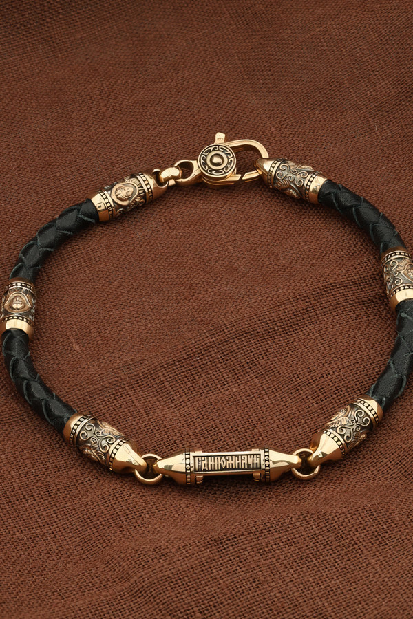 Браслет из золота c кожаным шнурком и ониксом