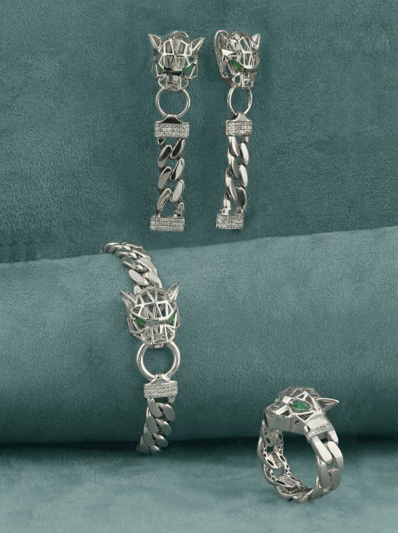 Кольцо из белого золота c бриллиантами и изумрудом