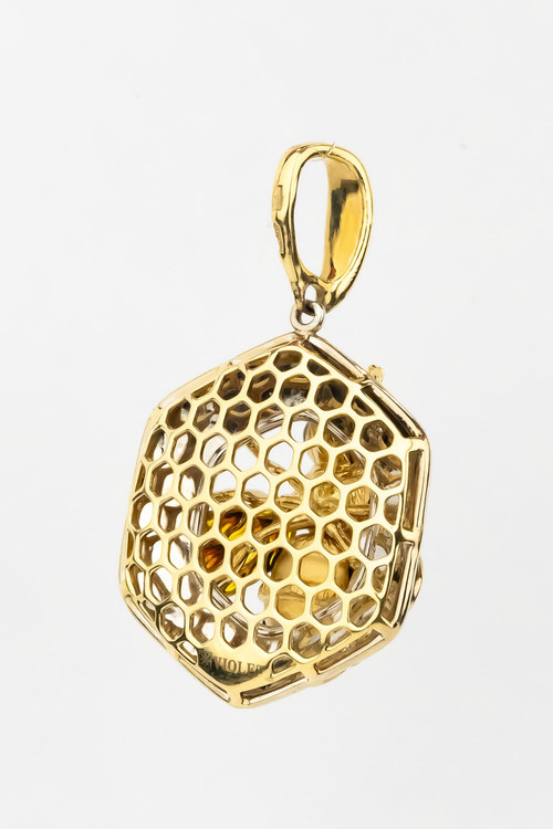 Подвеска из лимонного золота c эмалью, ониксом и эмалью