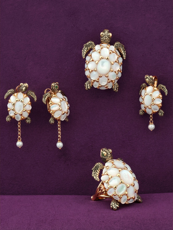 Брошь из золота c эмалью и перламутром