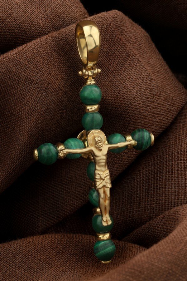 Крест из лимонного золота c малахитом