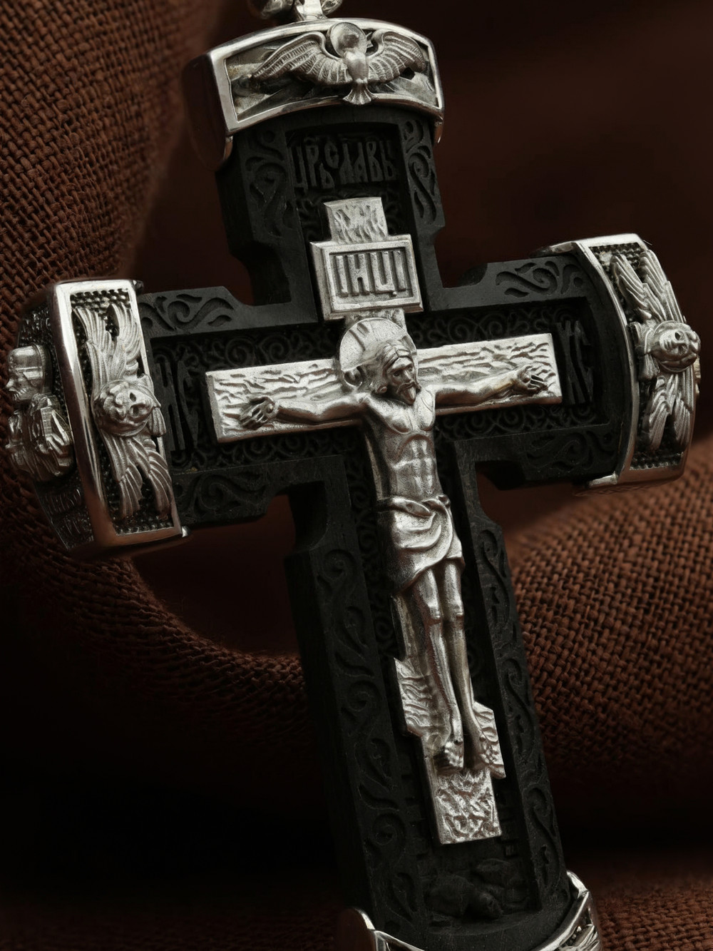 Крест из белого золота c эбеновым деревом