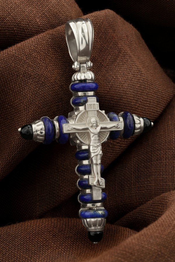 Крест из белого золота c ониксом и лазуритом