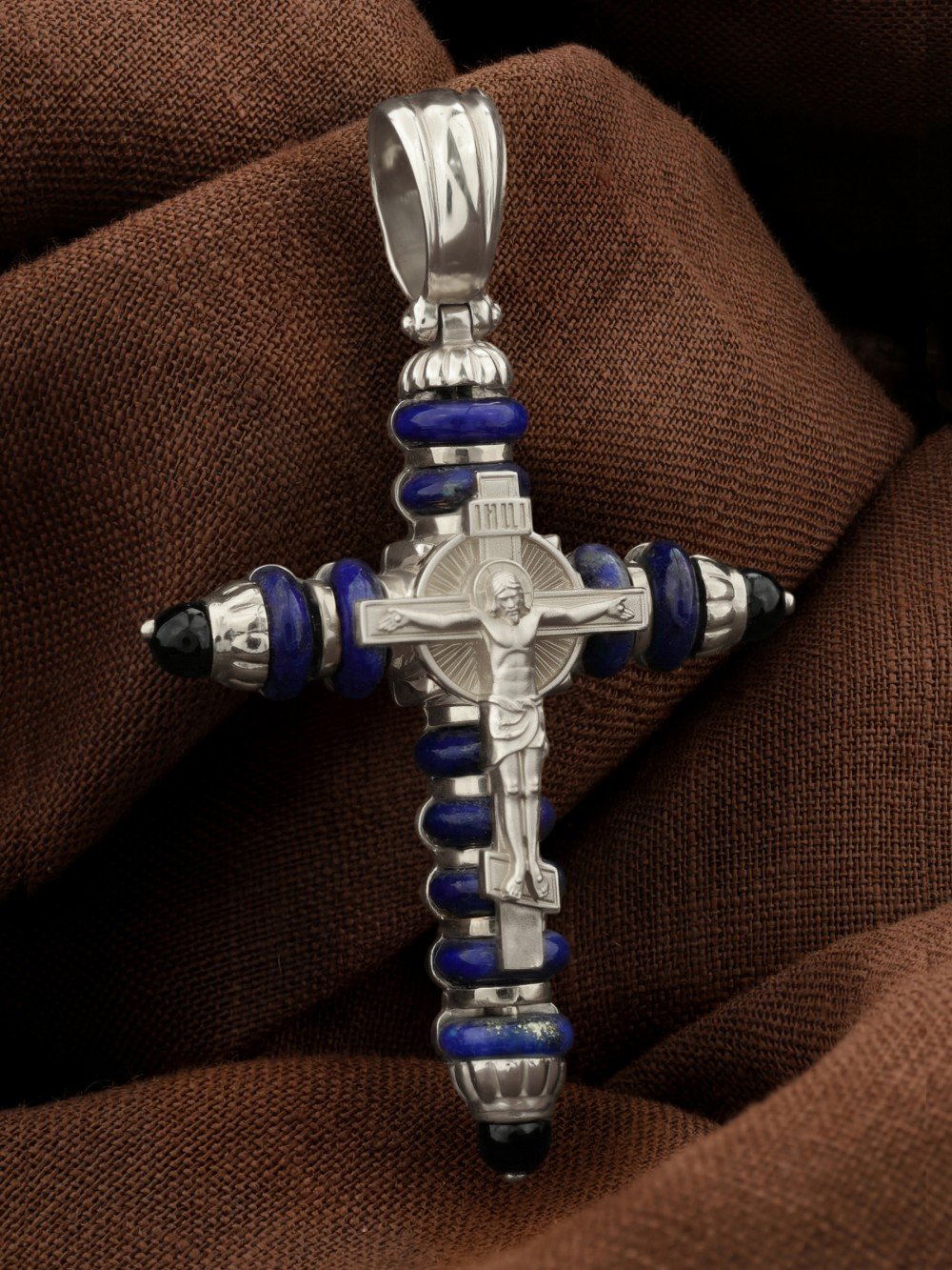 Крест из белого золота c ониксом и лазуритом