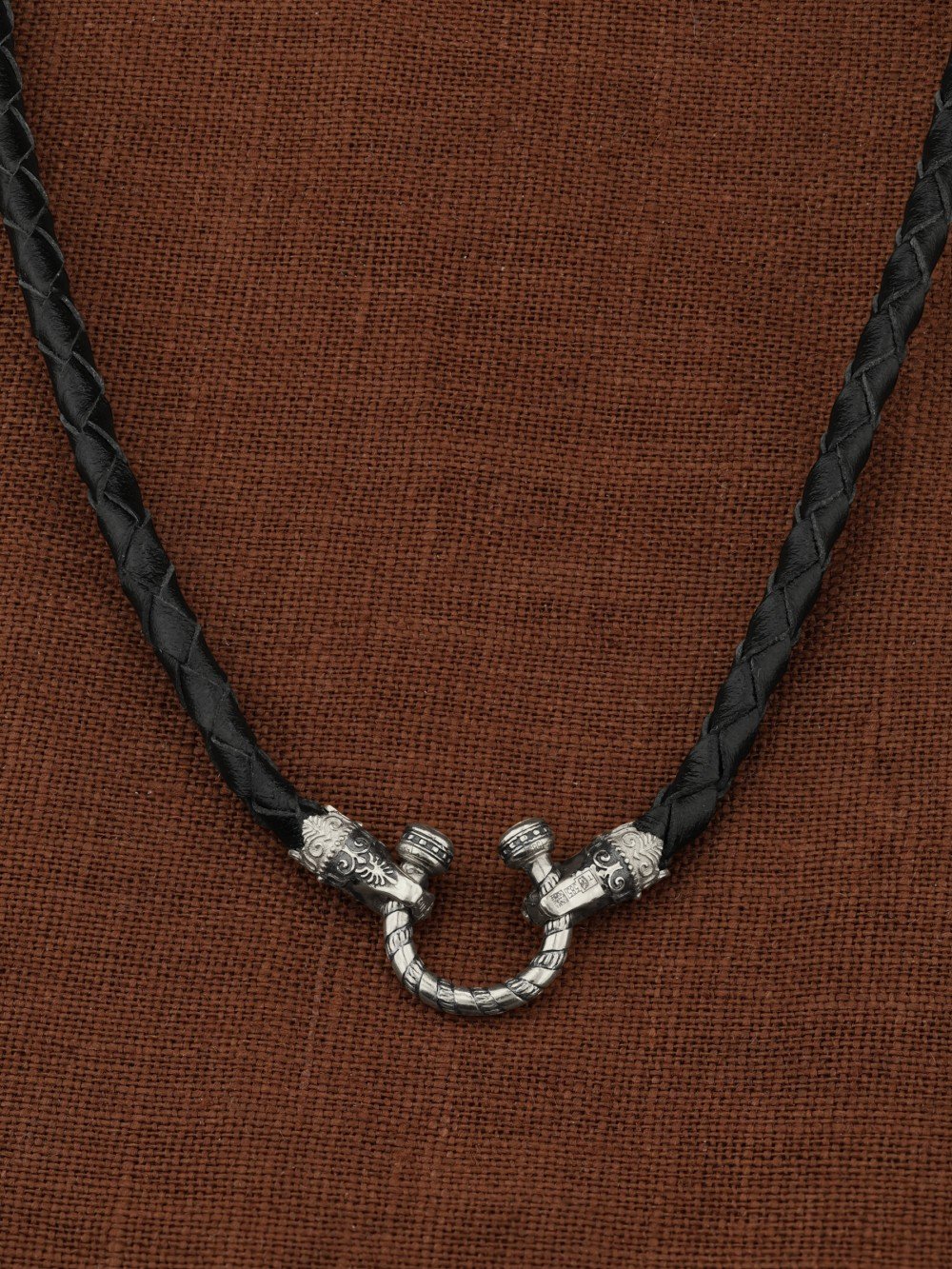 Гайтан из белого золота c кожаным шнурком