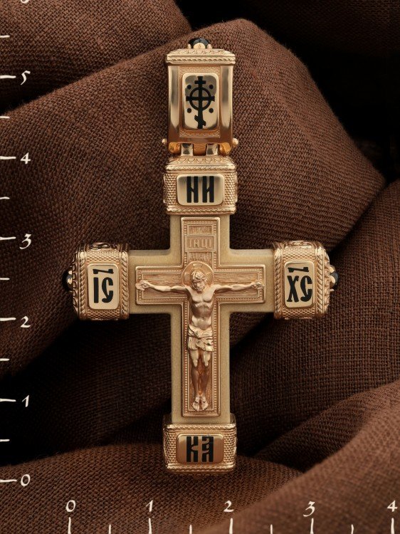 Крест из золота c эмалью, ониксом и деревом груши