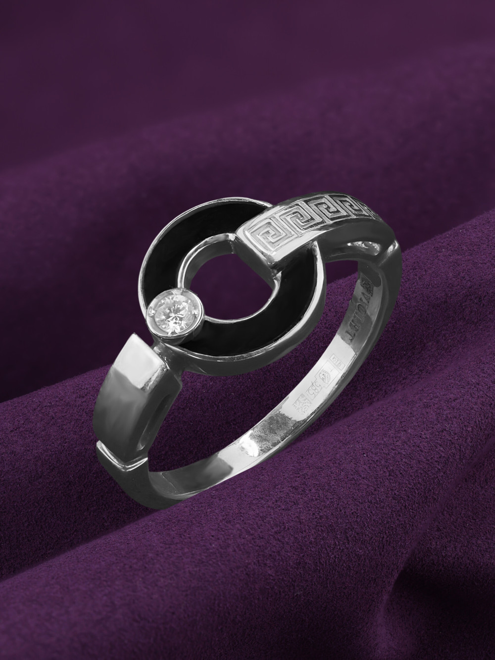 Кольцо из белого золота c бриллиантами и ониксом