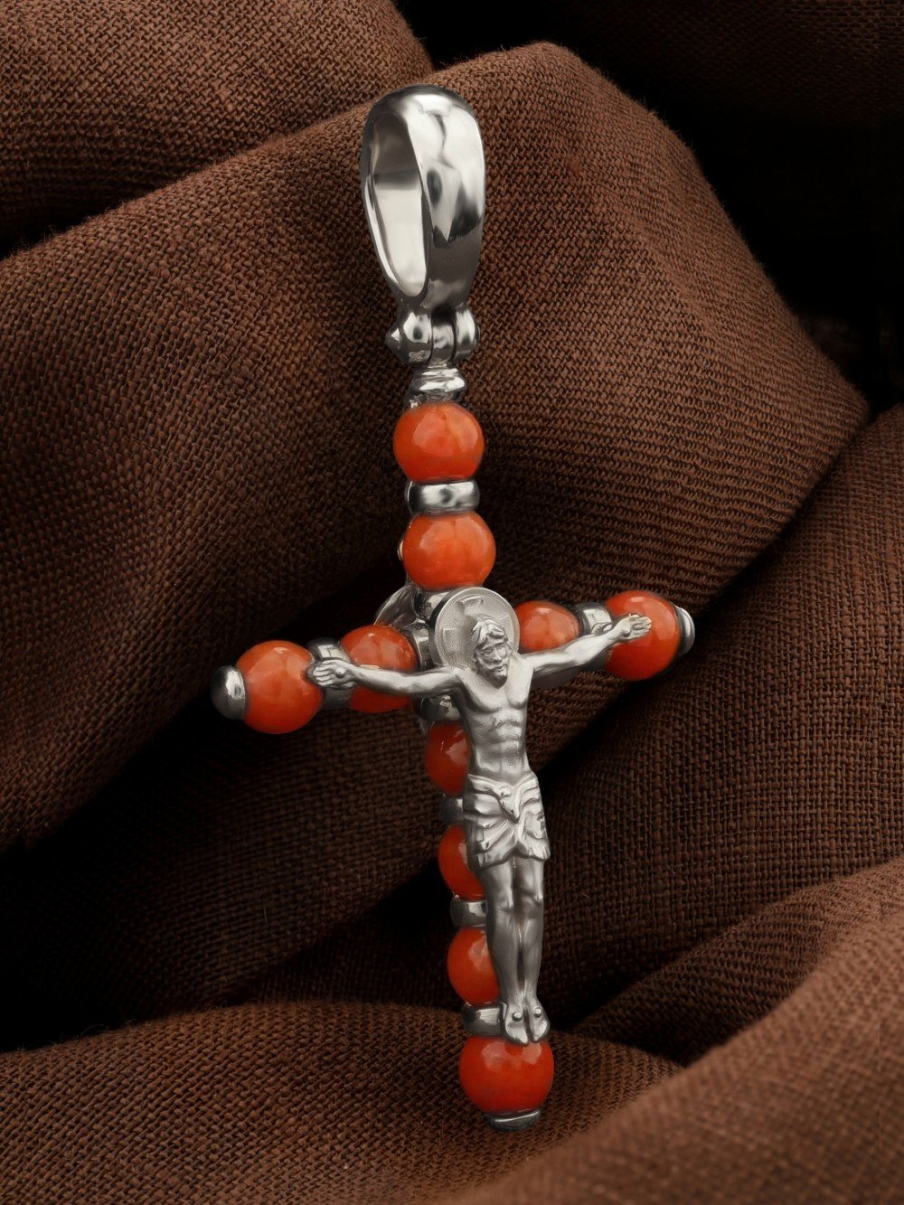 Крест из белого золота c кораллом