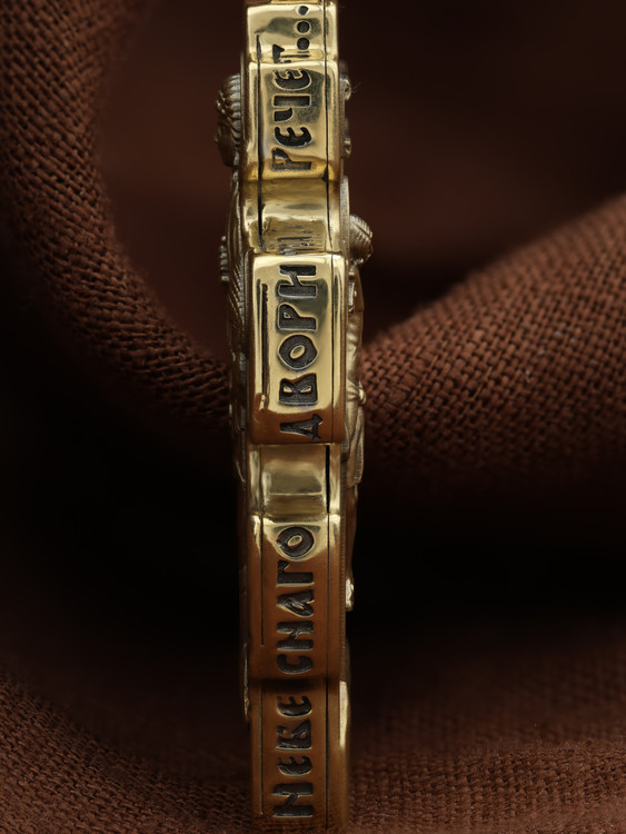 Крест из лимонного золота