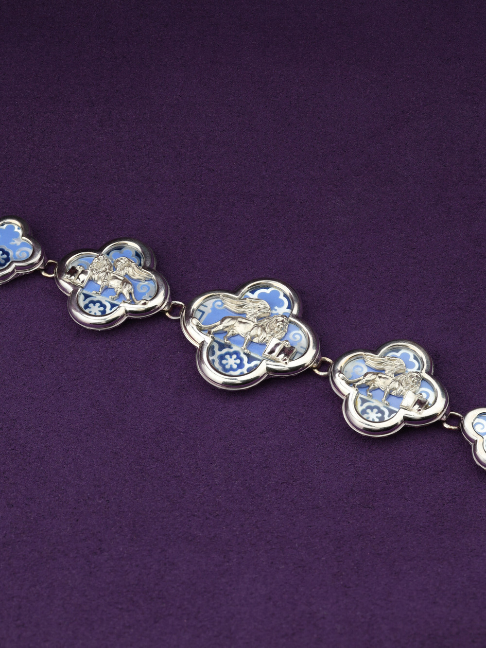 Браслет из белого золота c эмалью, жемчугом и перламутром