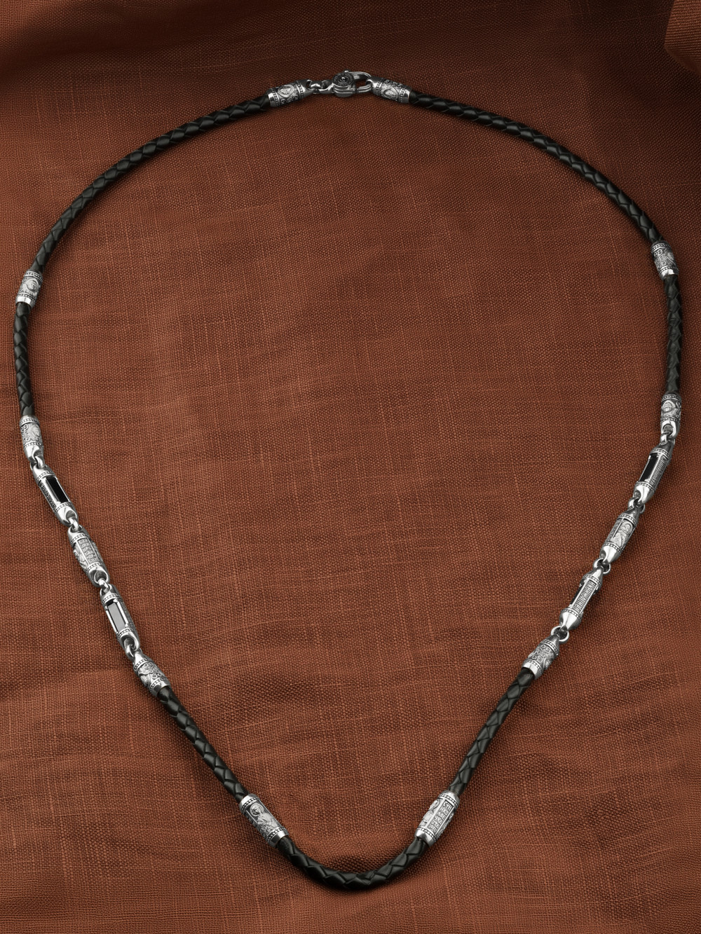 Гайтан из белого золота c кожаным шнурком и ониксом