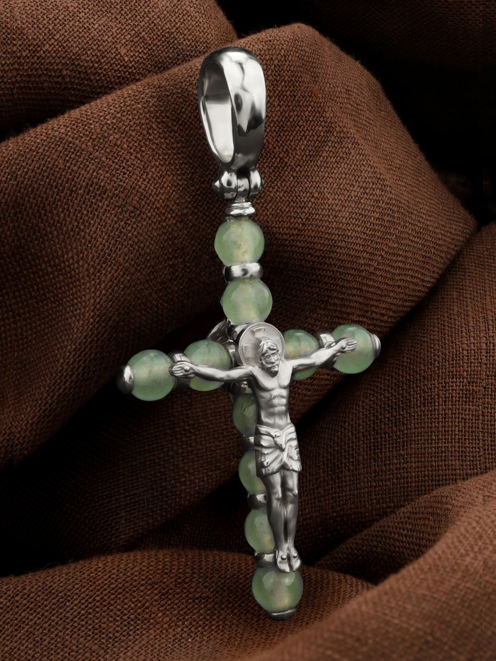 Крест из белого золота c нефритом