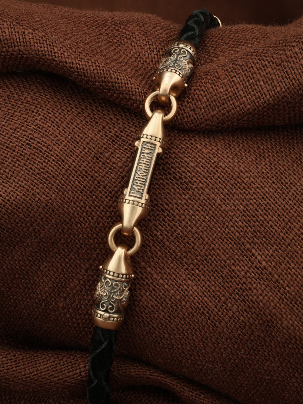 Браслет из золота c кожаным шнурком и ониксом