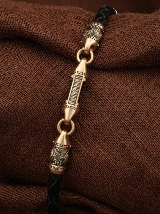 Браслет из золота c кожаным шнурком и ониксом