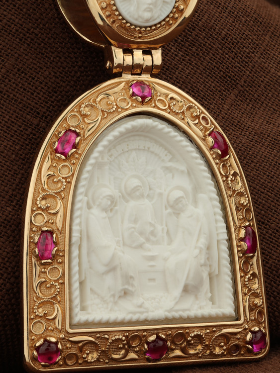 Образок из золота c эмалью, рубином и бивнем мамонта