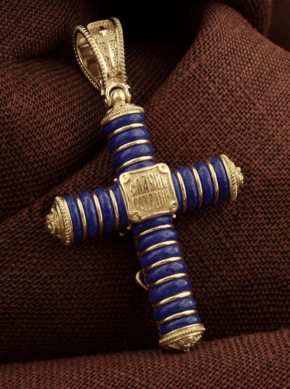 Крест из лимонного золота c лазуритом