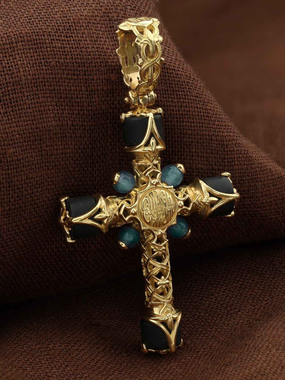 Крест из лимонного золота c ониксом и жадеитом