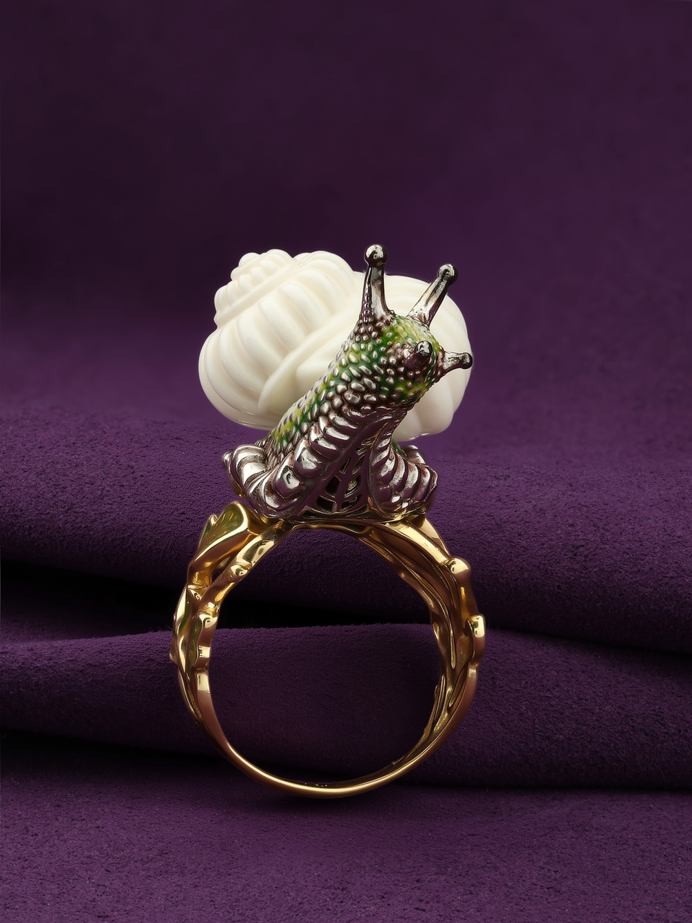 Кольцо из лимонного золота c эмалью и бивнем мамонта