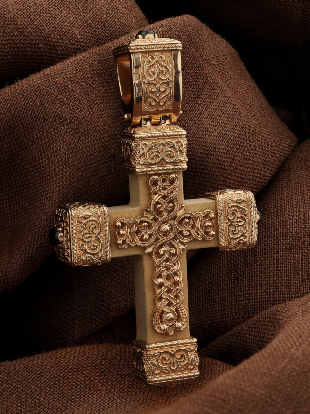 Крест из золота c эмалью, ониксом и деревом груши