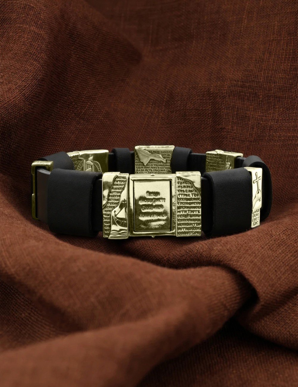 Браслет из зелёного золота 585 пробы c кожаным шнурком