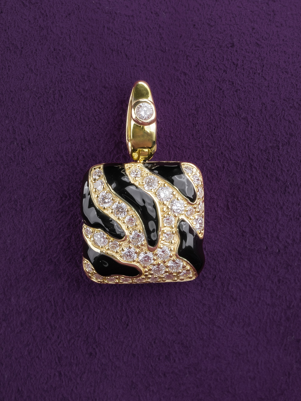 Подвеска из лимонного золота c эмалью и бриллиантами