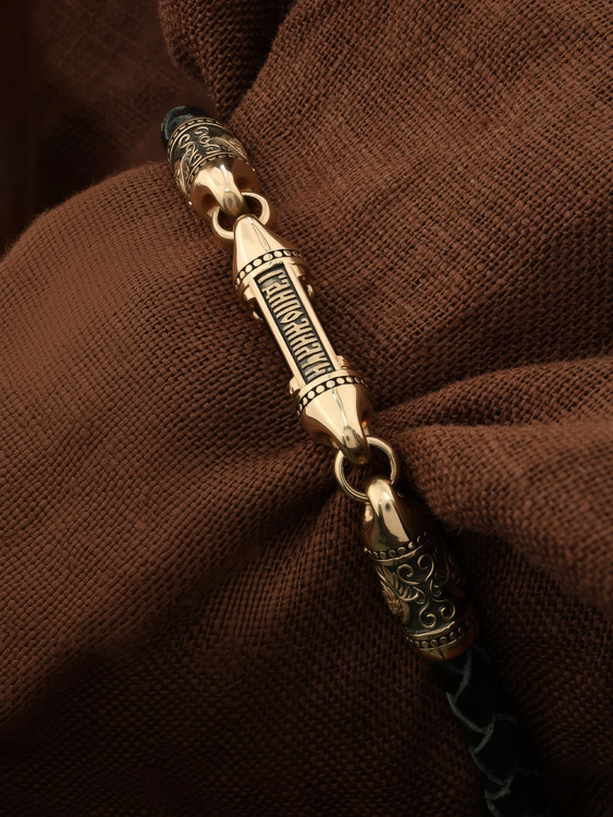 Браслет из золота c кожаным шнурком и ониксом