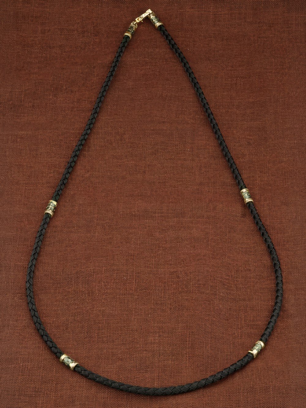 Шнурок шёлковый из зелёного золота c шёлковым шнурком