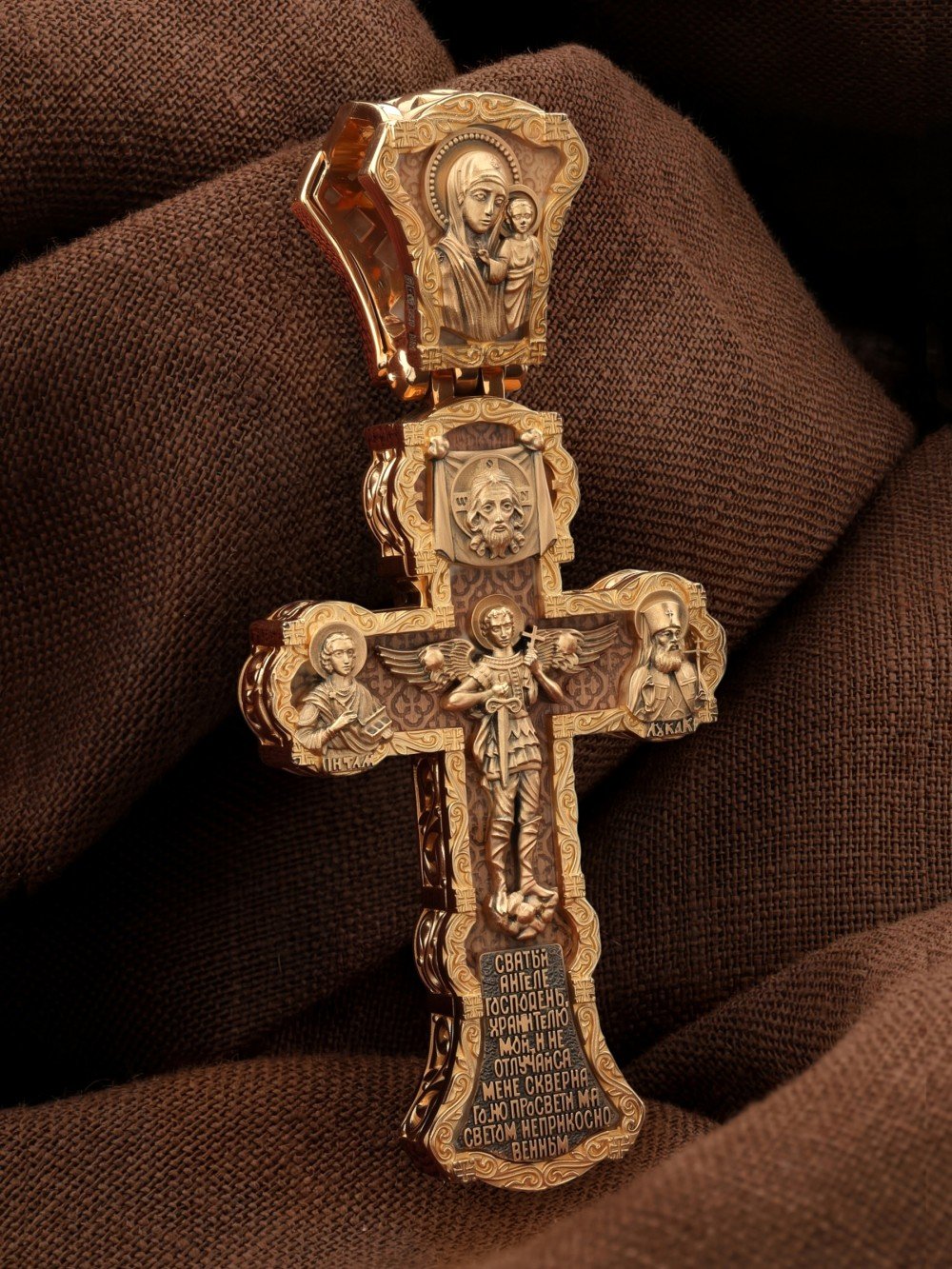 Крест из золота c деревом груши