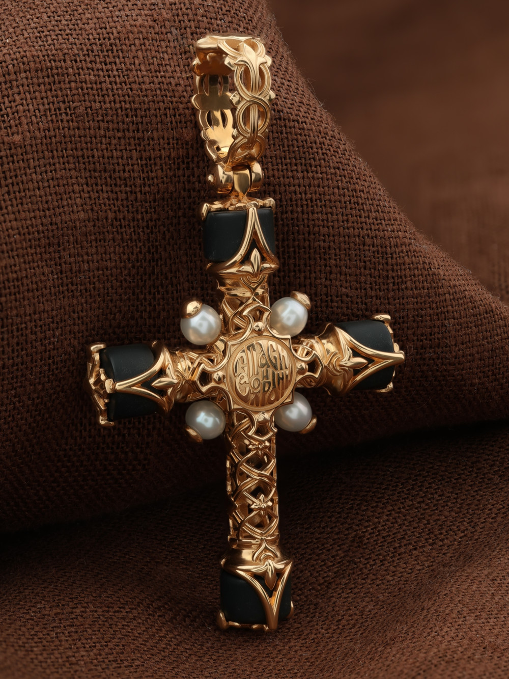 Крест из золота c жемчугом и ониксом
