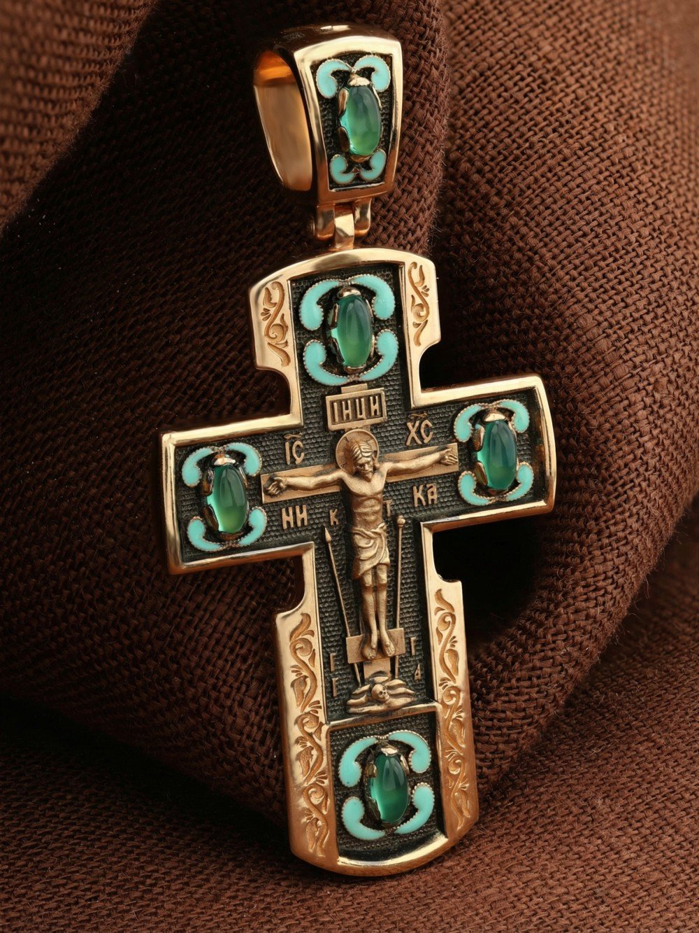 Крест из золота c эмалью и хризопразом