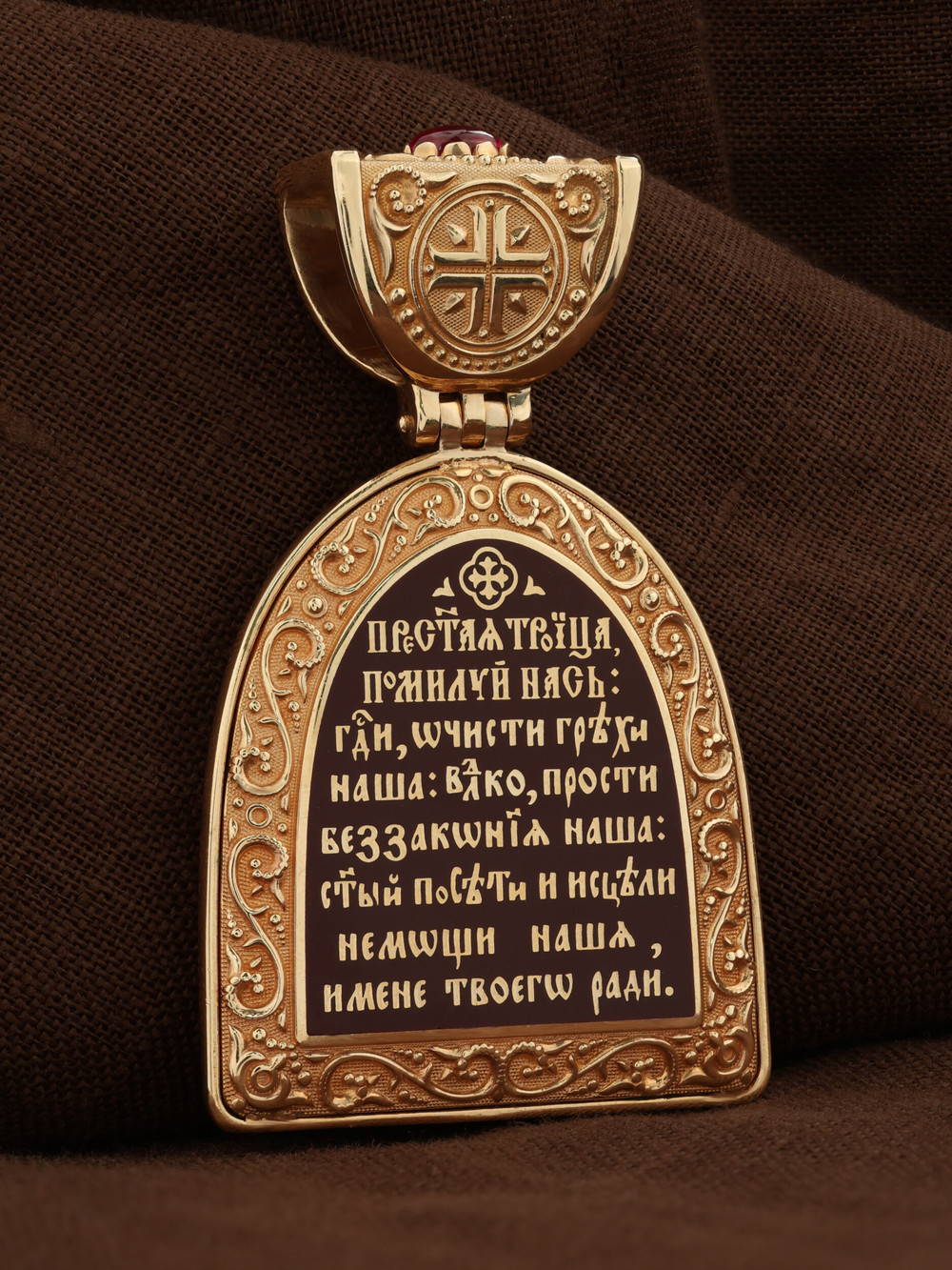 Образок из золота c эмалью, рубином и бивнем мамонта